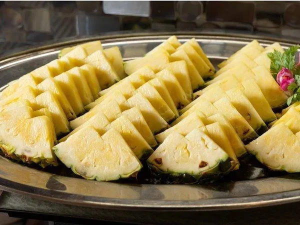 Creative pineapple cuts for serving and presentation
